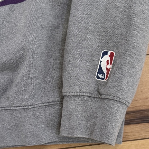 Mitchell & Ness Los Angeles Lakers Gray Crewneck with Purple & Gold Logo - Picture 3 of 9